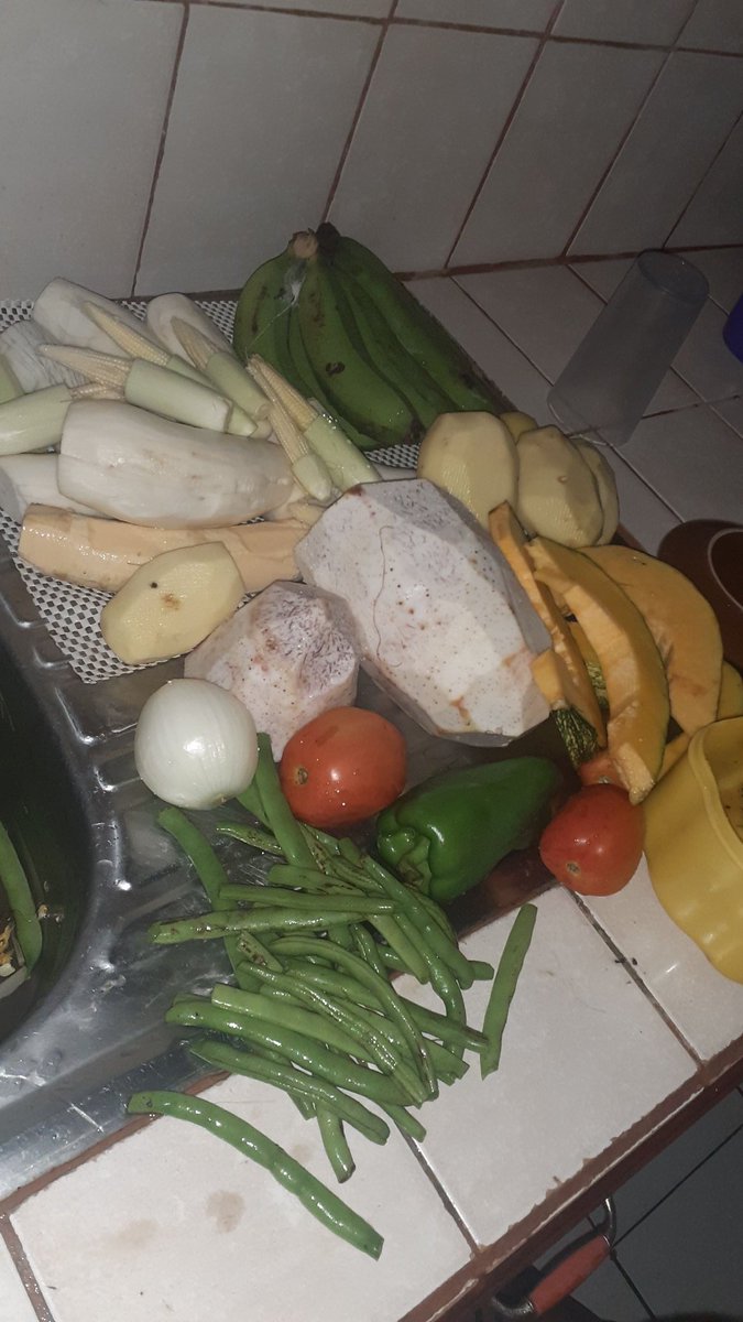 stevents_lopez's tweet photo. Por qué familia son también esos seres q se cruzan en nuestras vidas t elegimos conocer, completamentan, nos apoyan, llamalo casualidad, destino. Benditos los que se dan cuenta que todos los frutos q cosechan son buenos y le traen felicidad al alma. Día de sopa con los #rommates. https://t.co/rCtOH1VshN