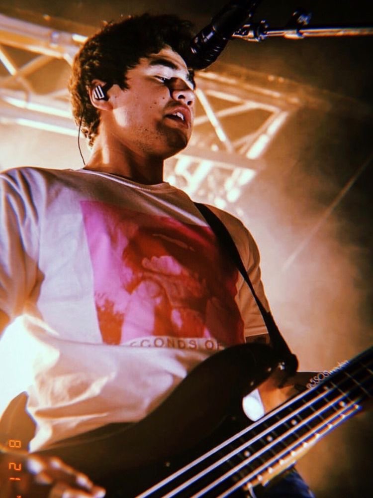 calum hood on stage: the quickest thread i’ve ever made