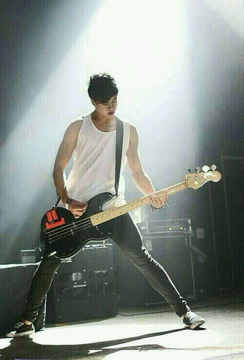 calum hood on stage: the quickest thread i’ve ever made