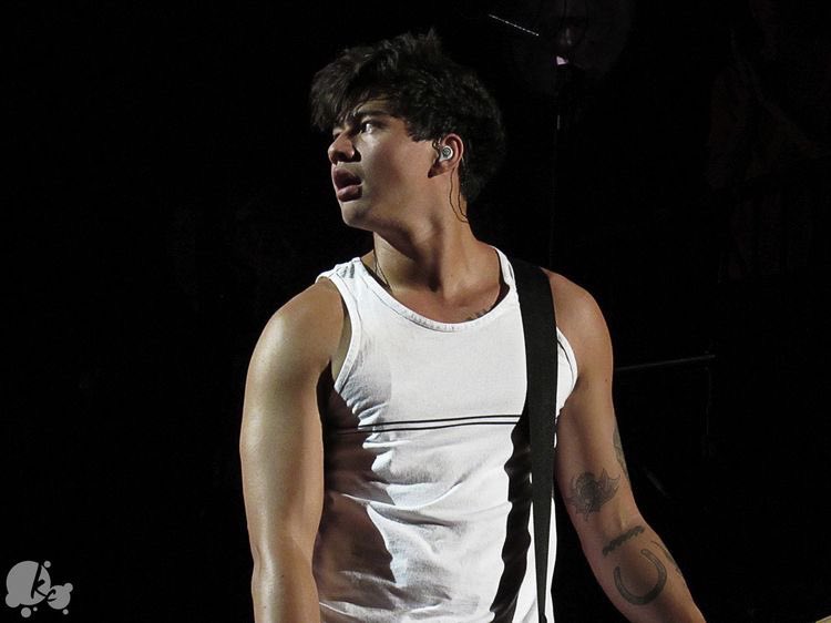 calum hood on stage: the quickest thread i’ve ever made