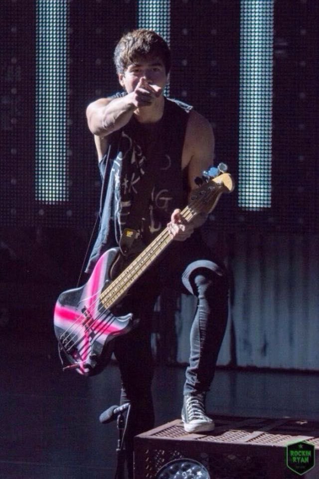 calum hood on stage: the quickest thread i’ve ever made