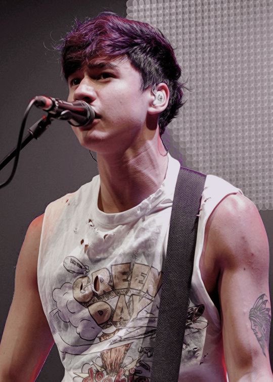 calum hood on stage: the quickest thread i’ve ever made