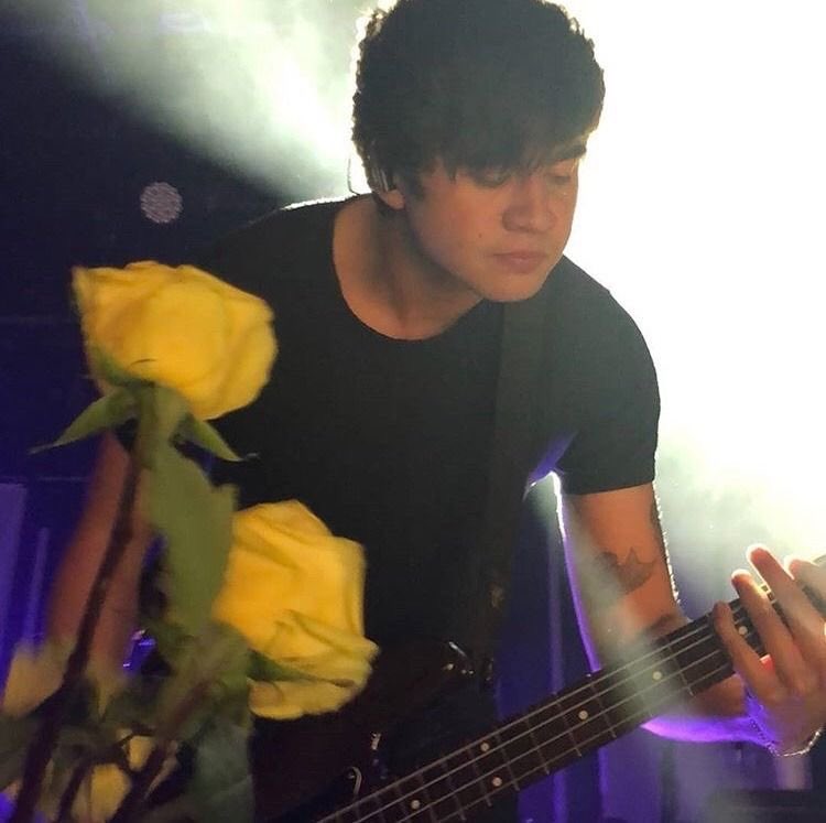 calum hood on stage: the quickest thread i’ve ever made