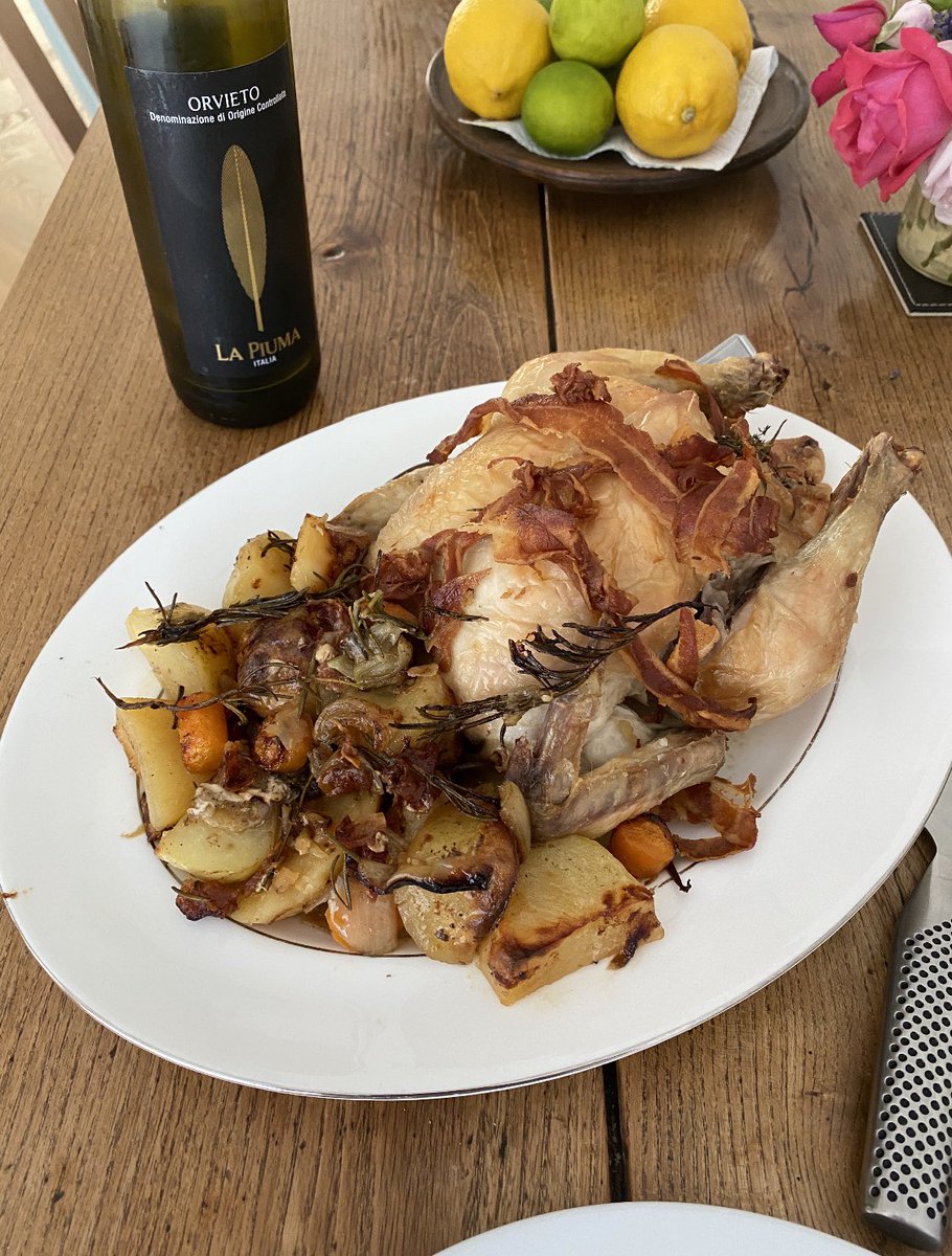 MarrisRobert's tweet photo. Roman chicken, quick and easy but tasty. Chicken with pancetta roasted on potatoes, carrots, onions, garlic and herbs #lamiacucina #romanchicken #pancetta #freerangechicken #Italianwhitewine #whitewine #homecook #homecooking https://t.co/P6p977BZPe