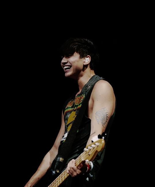 calum hood on stage: the quickest thread i’ve ever made