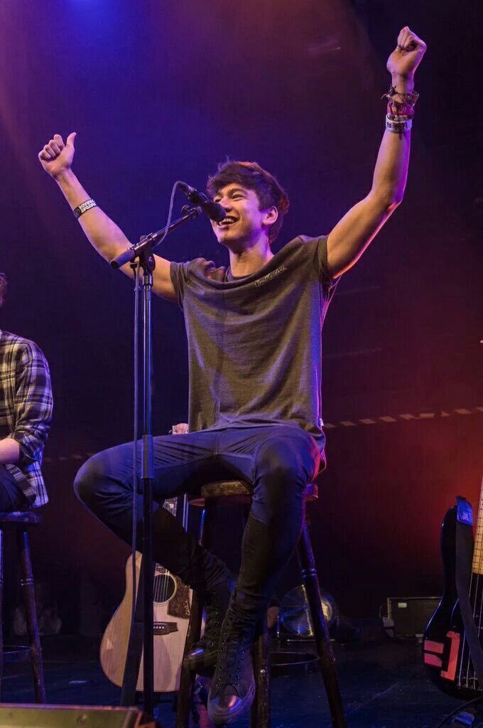 calum hood on stage: the quickest thread i’ve ever made