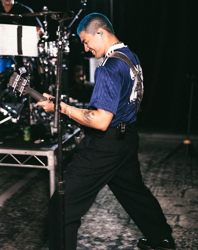 calum hood on stage: the quickest thread i’ve ever made