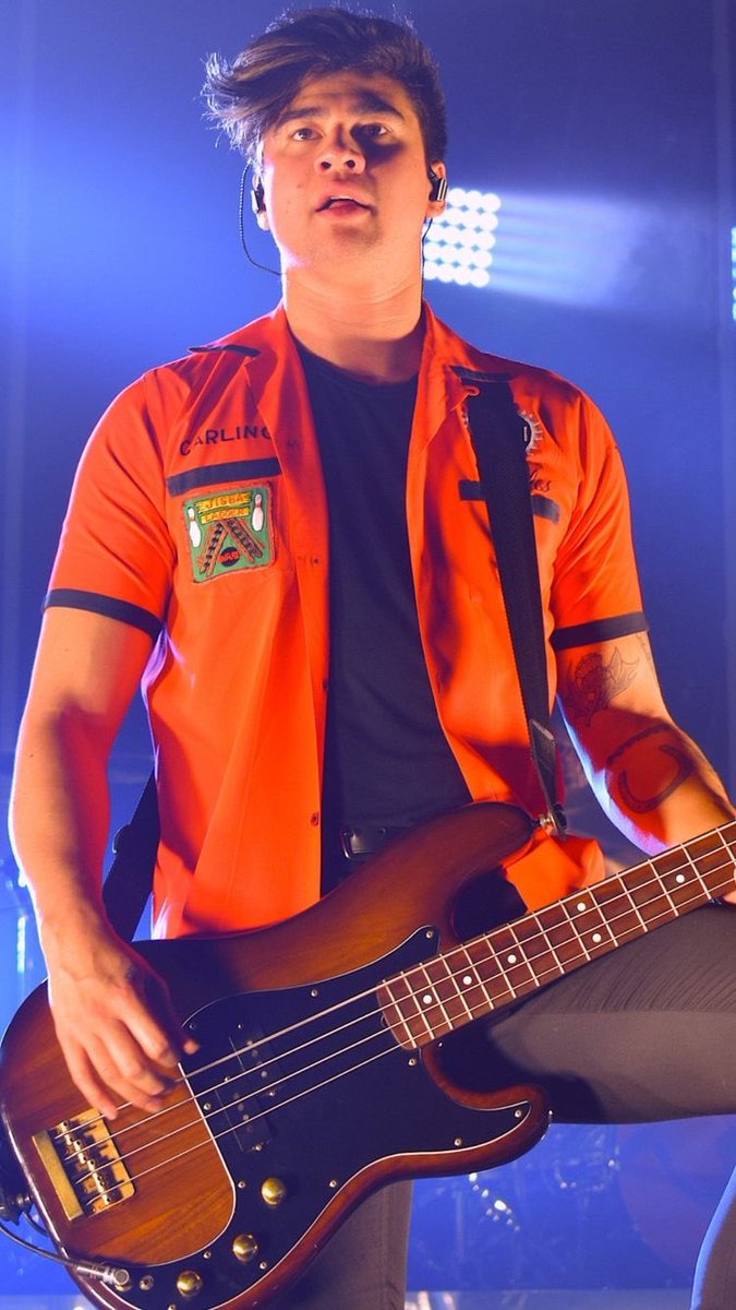 calum hood on stage: the quickest thread i’ve ever made