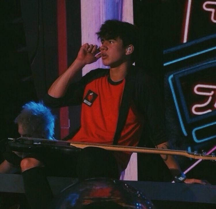 calum hood on stage: the quickest thread i’ve ever made