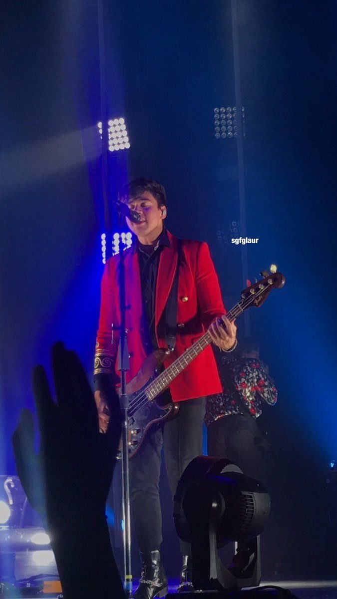 calum hood on stage: the quickest thread i’ve ever made