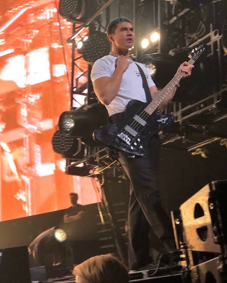 calum hood on stage: the quickest thread i’ve ever made