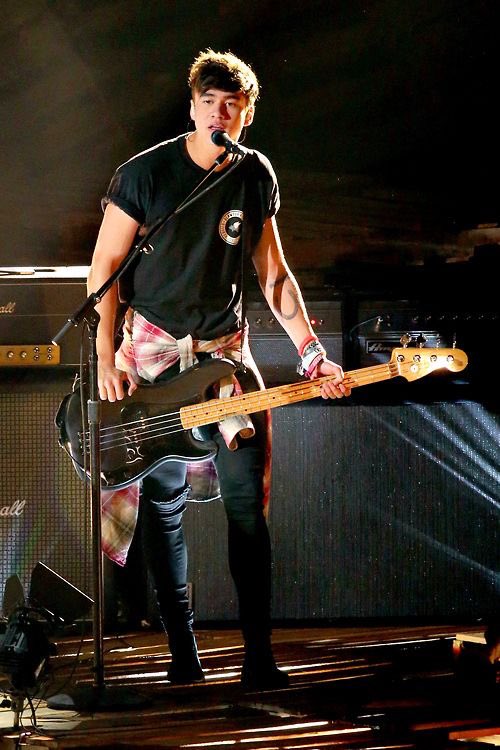 calum hood on stage: the quickest thread i’ve ever made
