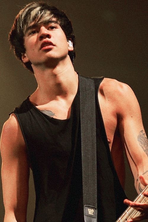 calum hood on stage: the quickest thread i’ve ever made