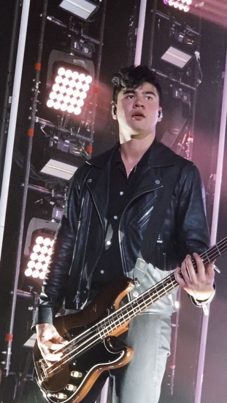 calum hood on stage: the quickest thread i’ve ever made