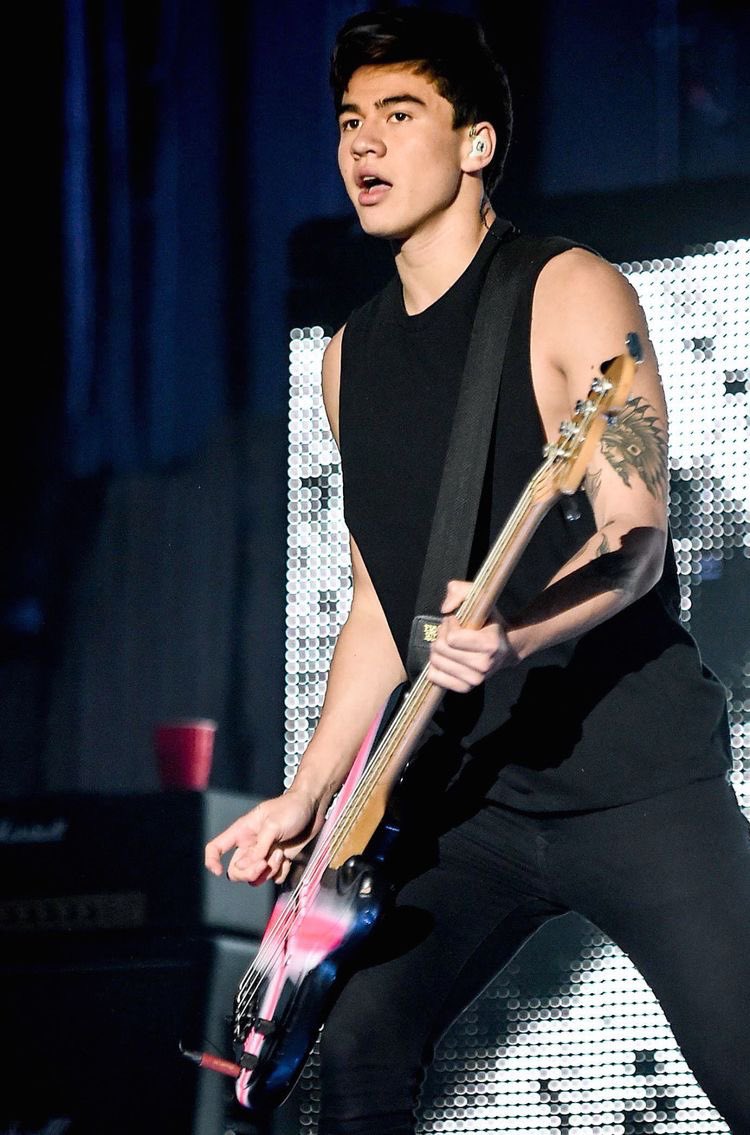 calum hood on stage: the quickest thread i’ve ever made