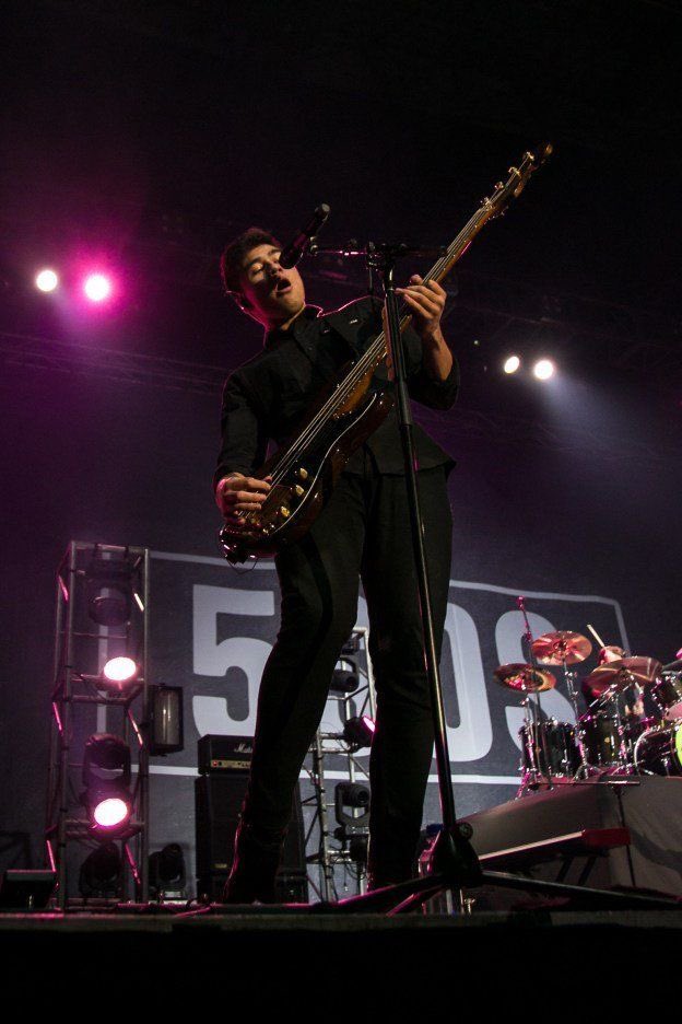 calum hood on stage: the quickest thread i’ve ever made