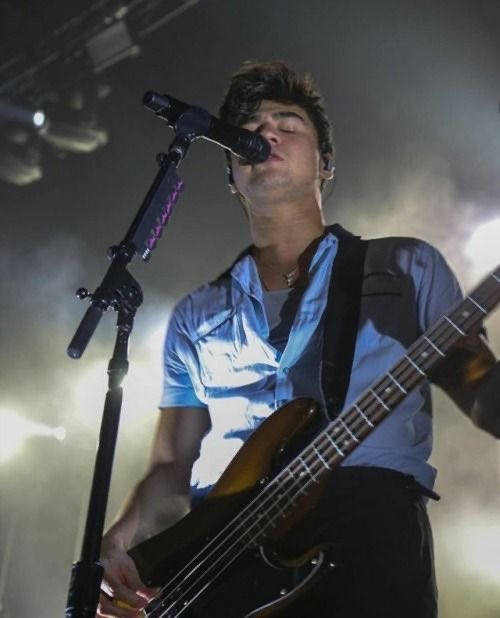 calum hood on stage: the quickest thread i’ve ever made