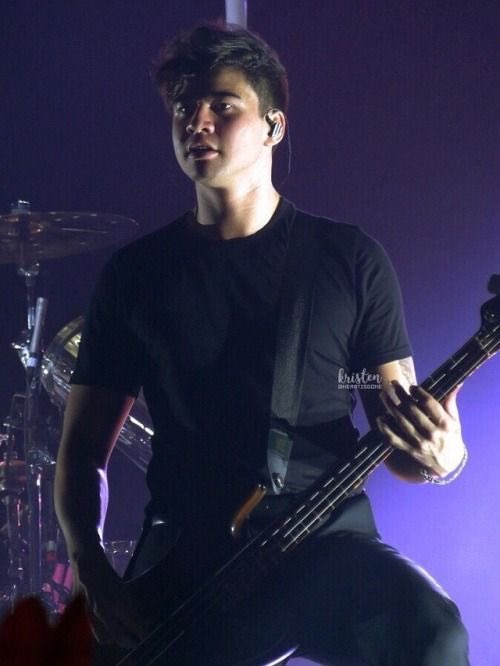 calum hood on stage: the quickest thread i’ve ever made