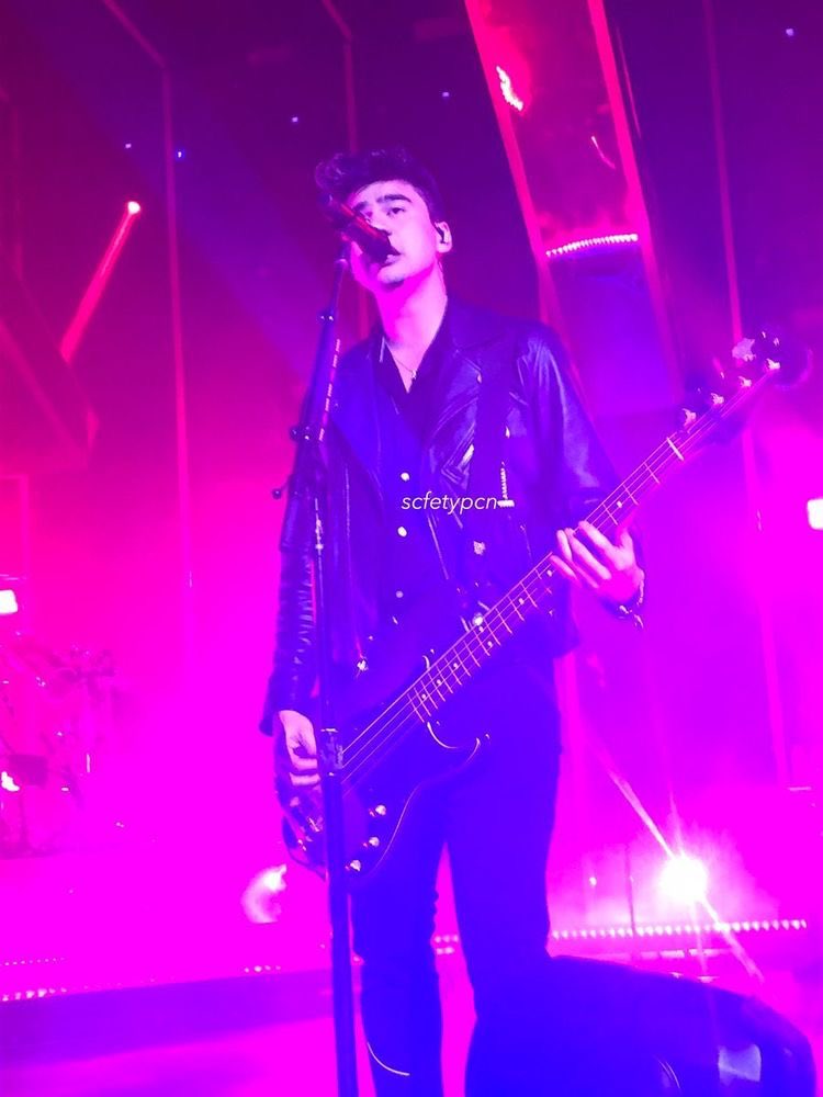 calum hood on stage: the quickest thread i’ve ever made