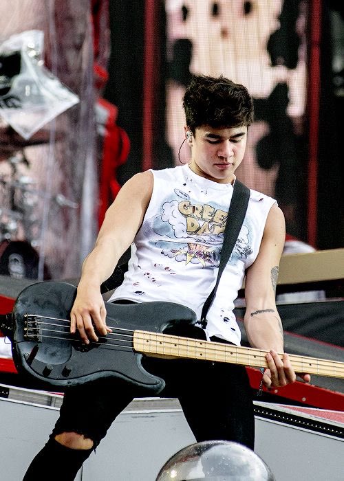 calum hood on stage: the quickest thread i’ve ever made