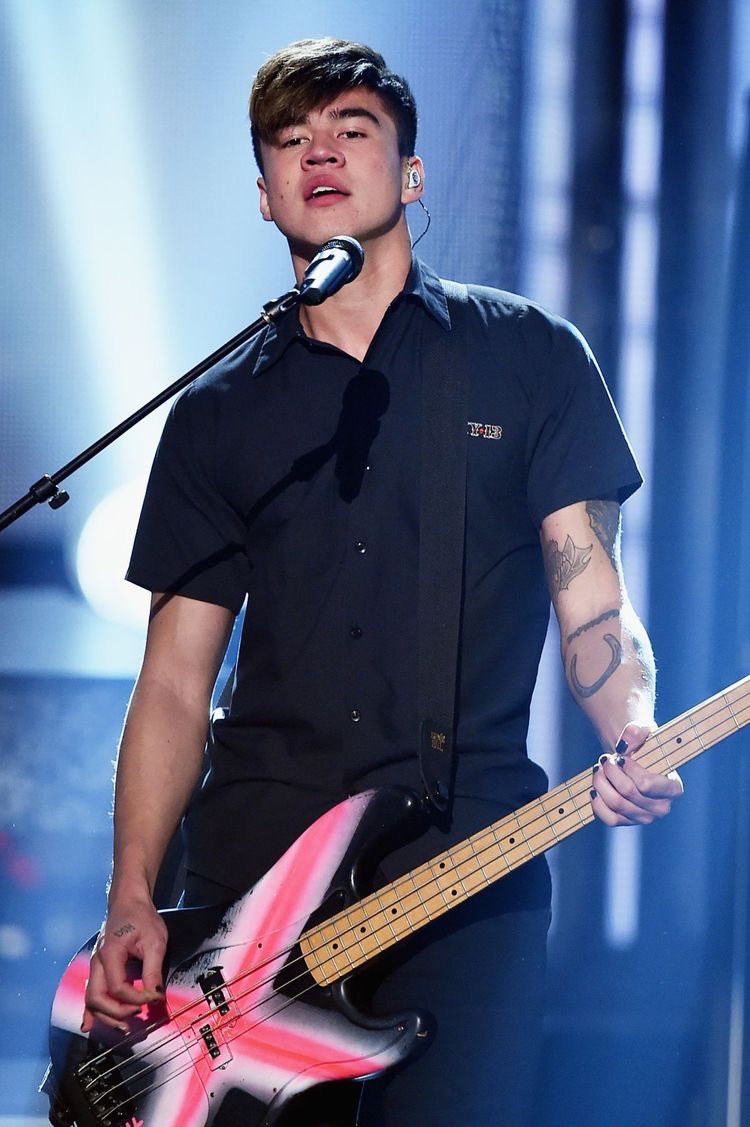 calum hood on stage: the quickest thread i’ve ever made