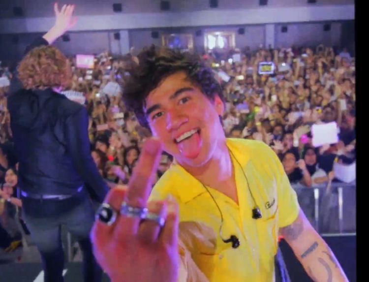 calum hood on stage: the quickest thread i’ve ever made