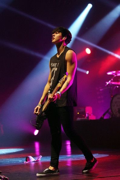 calum hood on stage: the quickest thread i’ve ever made