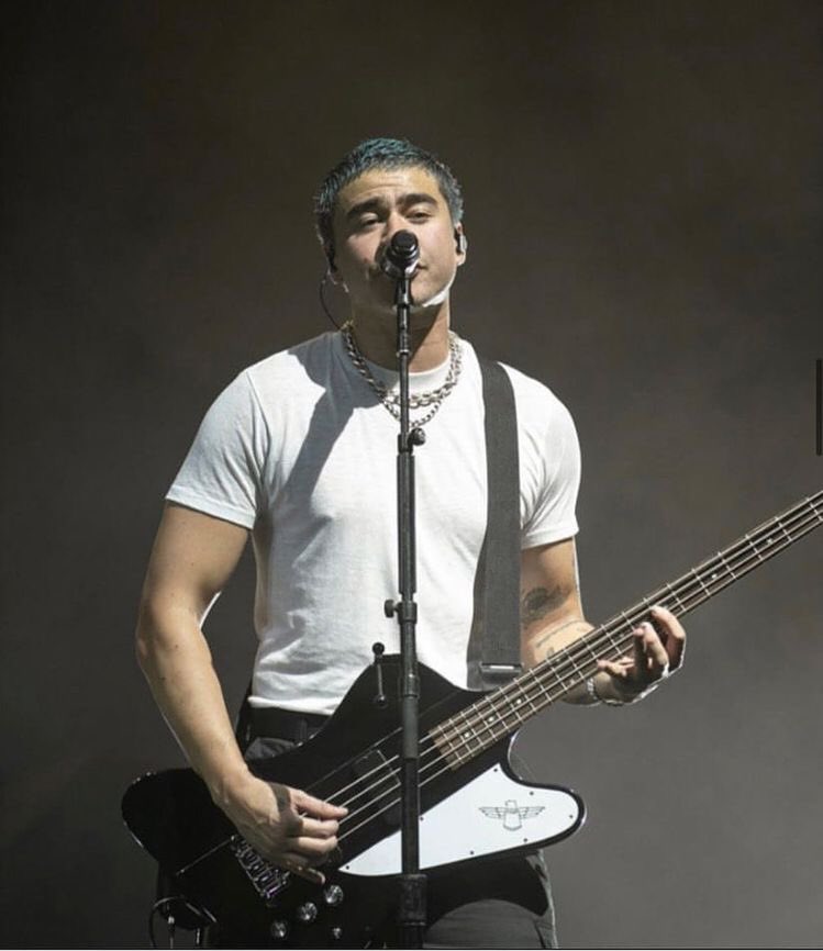 calum hood on stage: the quickest thread i’ve ever made