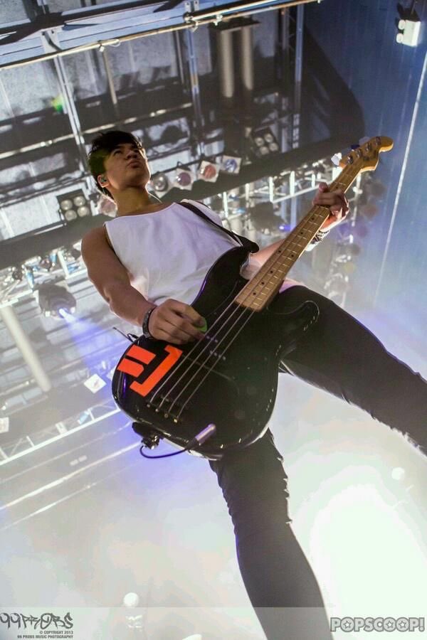 calum hood on stage: the quickest thread i’ve ever made