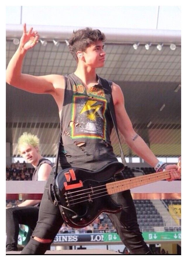 calum hood on stage: the quickest thread i’ve ever made