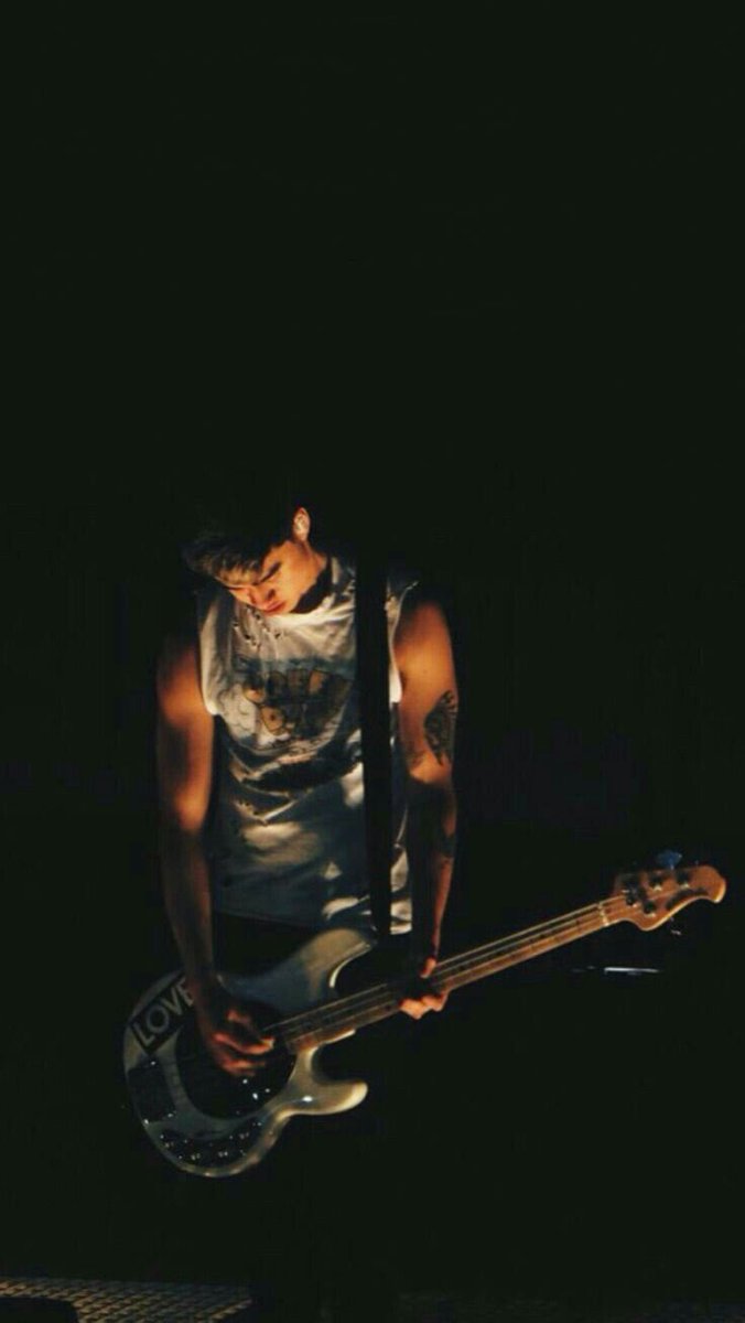 calum hood on stage: the quickest thread i’ve ever made