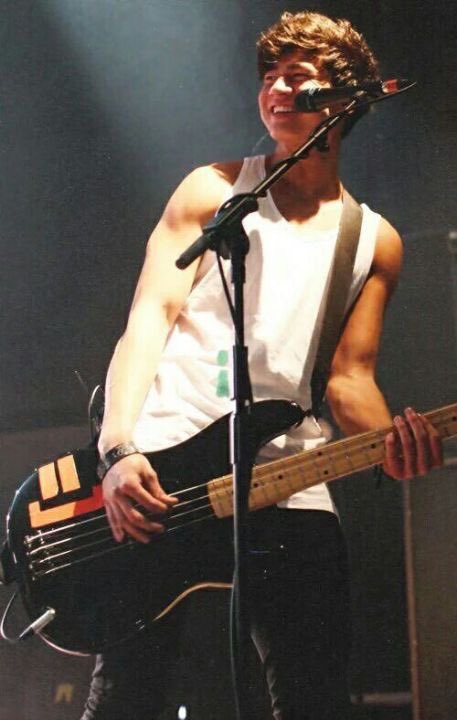 calum hood on stage: the quickest thread i’ve ever made