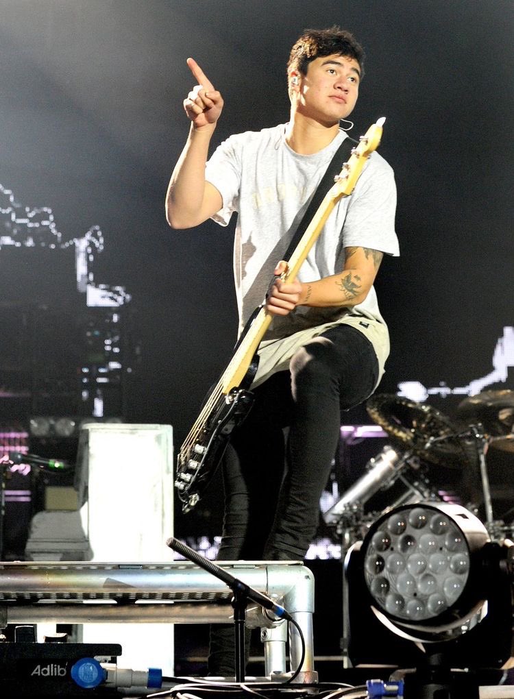 calum hood on stage: the quickest thread i’ve ever made