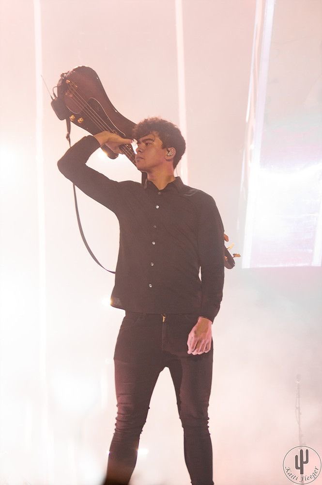 calum hood on stage: the quickest thread i’ve ever made