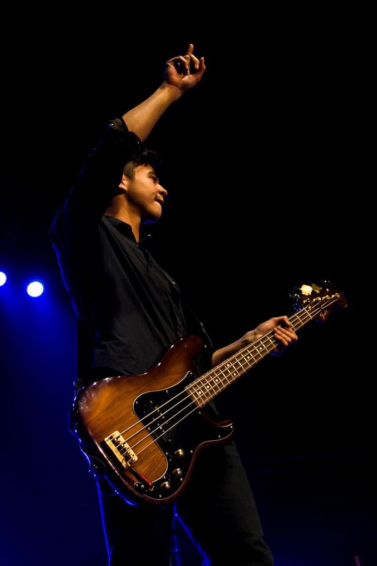 calum hood on stage: the quickest thread i’ve ever made