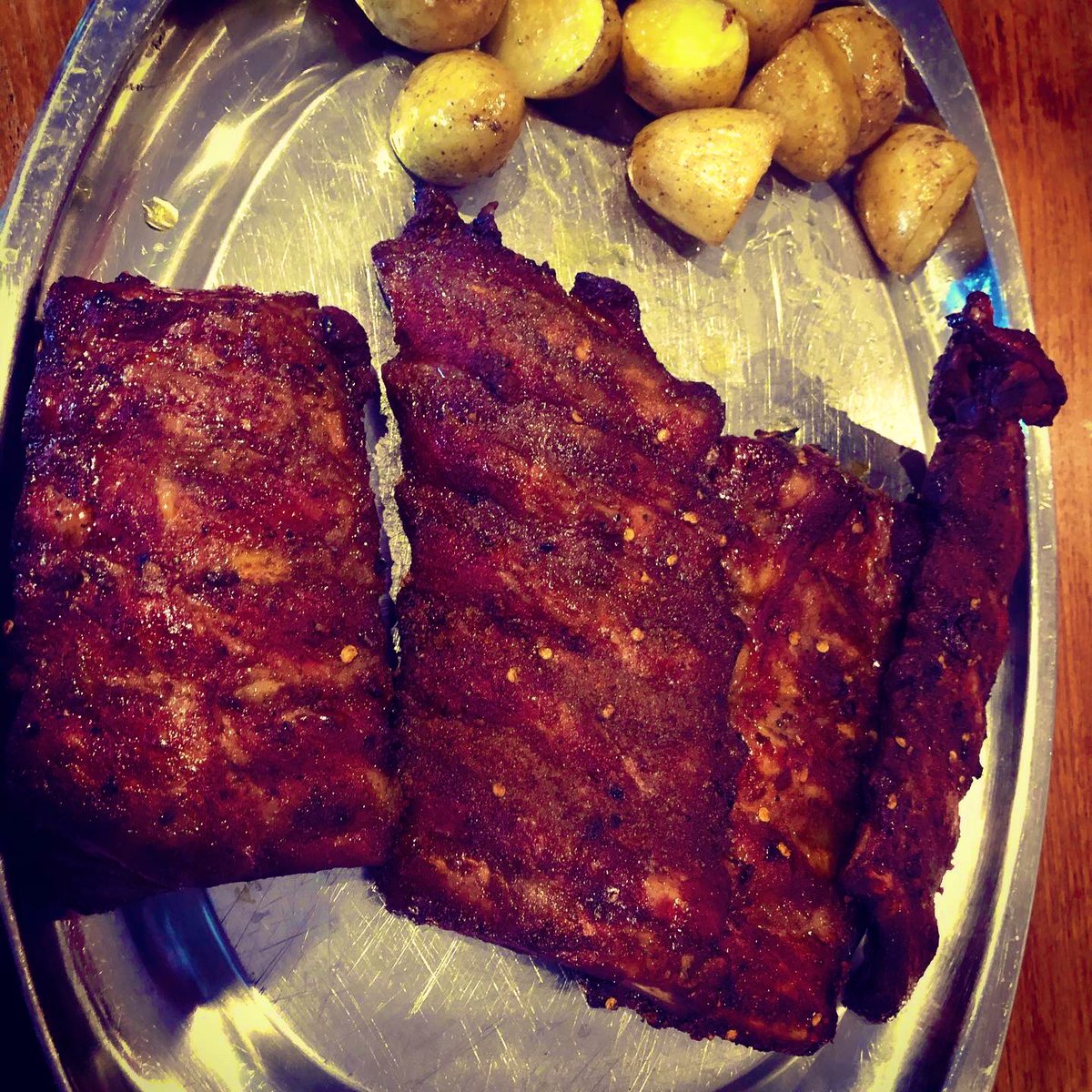 crippo's tweet photo. Lordy they did not hit the sides on the way down. Low n slow ribs. 51/2 hours of TLC. 20secs of eating. #w4smokery #webersmokeymountain #grillstock https://t.co/CNxnexCg2P
