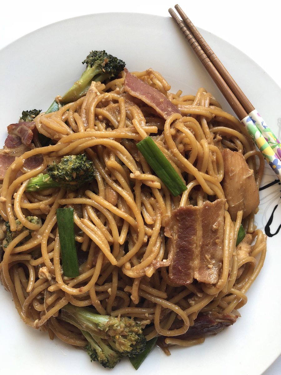 tnkrbell152's tweet photo. From Cravings 2 Cookbook: Pad Thai Carbonara 🍝 (*Note: recipe did not call for chix) 😋 @chrissyteigen #cravingscookbook #yummy https://t.co/uKFgWGxrg7