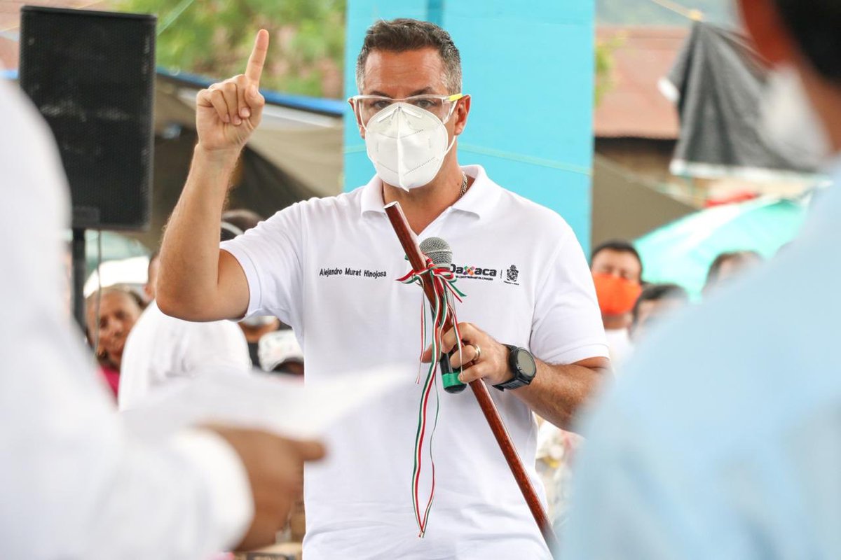 SIPCIA_GobOax's tweet photo. Encabeza el gobernador @alejandromurat y la señora @IvetteMurat gira de trabajo en Candelaria Loxicha; junto a la secretaria @EufrosinaCruz y titulares del @GobOax supervisan los daños ocasionados por el pasado sismo y atienden a la población afectada. https://t.co/CuzFrCap3B