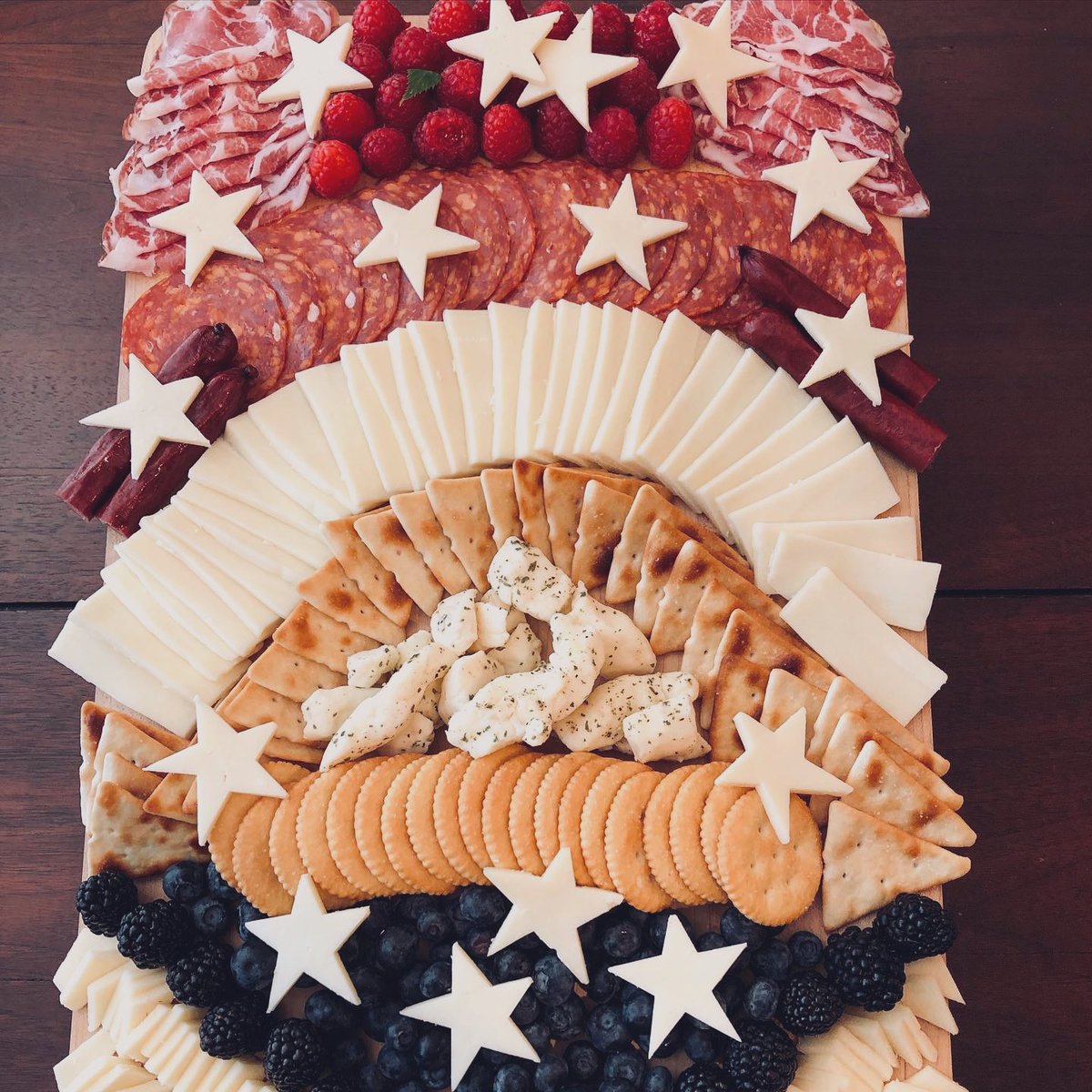 westloop_living's tweet photo. Happy #4thofjuly πΊπΈβ€οΈπΊπΈππΊπΈ #westloopliving #cookingathome #chicago #cheeseboard #yummy #cooking #meat #cheese #recipes #charcuterieboard #cooking #charcuterieboardsofinstagram #4thofjulydecor #4thofjulyfood #wicheesecurds #wisconsincheese https://t.co/kUpjA91nQp