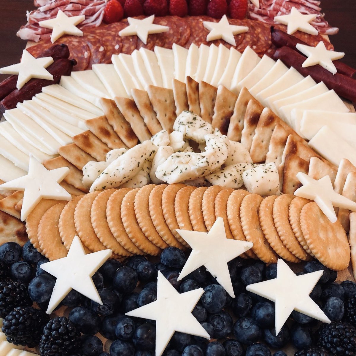 westloop_living's tweet photo. Happy #4thofjuly πΊπΈβ€οΈπΊπΈππΊπΈ #westloopliving #cookingathome #chicago #cheeseboard #yummy #cooking #meat #cheese #recipes #charcuterieboard #cooking #charcuterieboardsofinstagram #4thofjulydecor #4thofjulyfood #wicheesecurds #wisconsincheese https://t.co/kUpjA91nQp