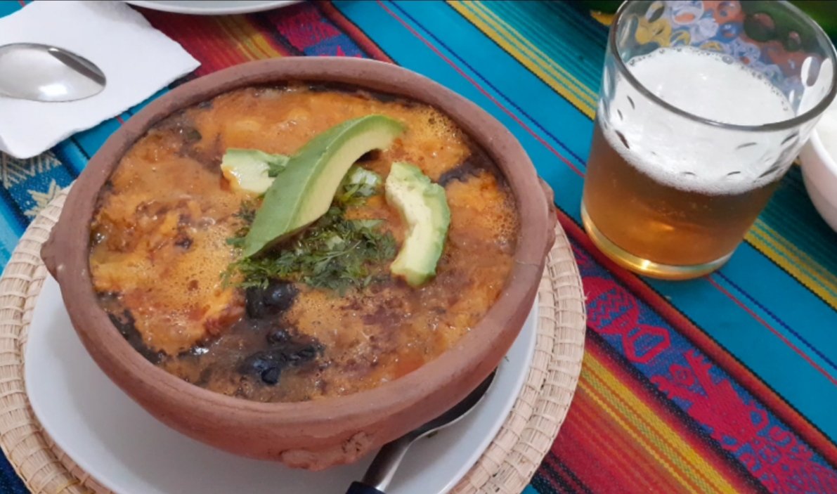 AdrianaMezaV's tweet photo. Esas delicias hechas en casa con #amor al puro estilo #manabita #cazuela mixta de camarón con concha prieta. #gastronomía #manabita #Ecuador #cocina #vasijadebarro #felizdomingo https://t.co/dpNu70aKME