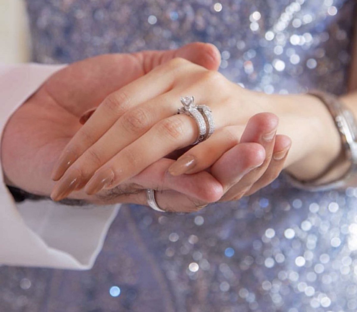 12/11💍💜💜💜💜

الحمدلله اللذي بنعمته تتم الصالحات  تم عقد قراني ولله الحمد اسال الله الكريم رب العرش العظيم يكتب لي كل خير .