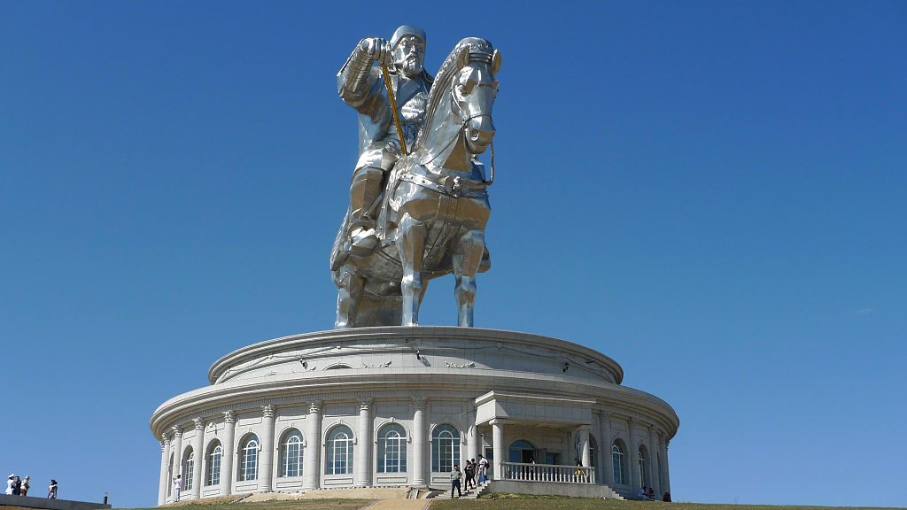 ट This statue to Genghis Khan, for example, is, I& #39;m sure, intended to honour a great figure of the past, someone who put the Mongols all over the map. That doesn& #39;t necessarily mean it& #39;s saying what he did was morally right, or that anyone should try to imitate it today.