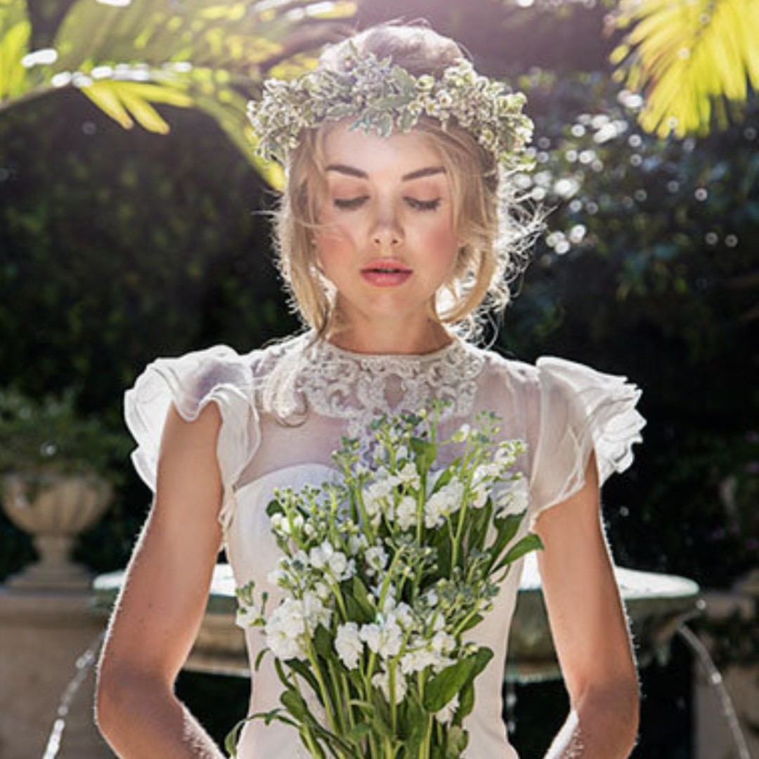 Stunning ways to wear flowers in your hair at your wedding 🌸 ow.ly/dTkU50AmtQc
