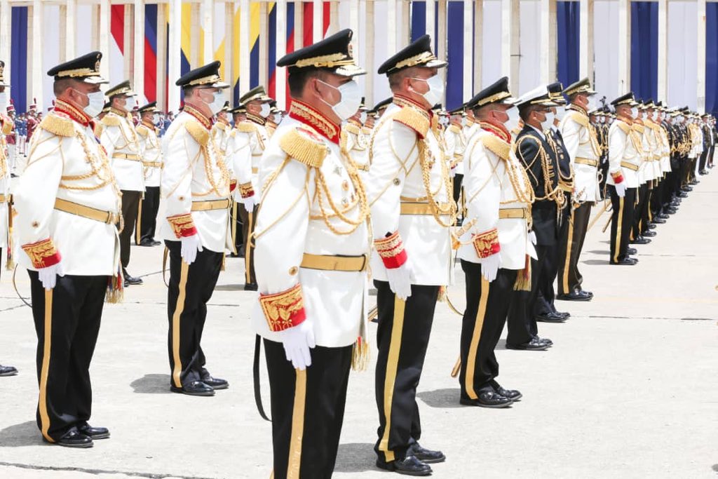 vladimirpadrino's tweet photo. Nuevos soles para la patria: luces para la República. Felicito a quienes han alcanzado los grados de generales y almirantes. El sol que posa sobre sus hombros, el mismo que brilló en Carabobo, representa la prudencia, valentía, lealtad, patriotismo y probidad. ¡Vamos al combate! https://t.co/z6FbWTLSVu