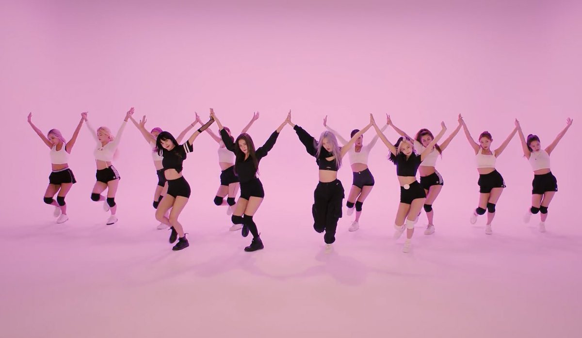 IamAerinn's tweet photo. เป็น Dance Practice คลิปแรกของ #BLACKPINK เลยมั้งที่ห้องสว่างไสวที่สุดตั้งเตเดมา😂ปกติใช้ห้องที่มีหลอดไฟแค่ 8 หลอดถ่ายตลอดมาคราวนี้เลยยังไม่ค่อยชินตา🤣@BLACKPINK #HowYouLikeThat https://t.co/DhlNc7pTzz