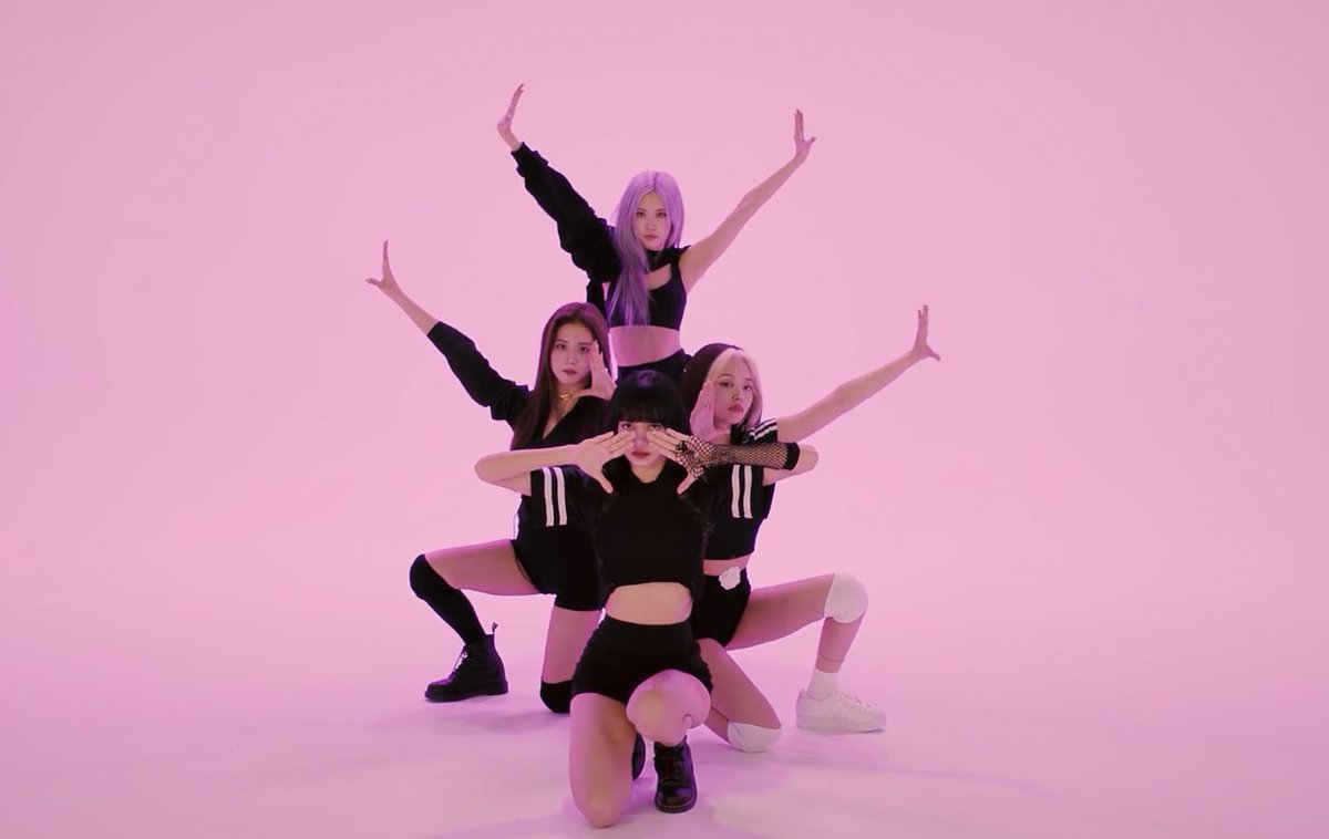 IamAerinn's tweet photo. เป็น Dance Practice คลิปแรกของ #BLACKPINK เลยมั้งที่ห้องสว่างไสวที่สุดตั้งเตเดมา😂ปกติใช้ห้องที่มีหลอดไฟแค่ 8 หลอดถ่ายตลอดมาคราวนี้เลยยังไม่ค่อยชินตา🤣@BLACKPINK #HowYouLikeThat https://t.co/DhlNc7pTzz