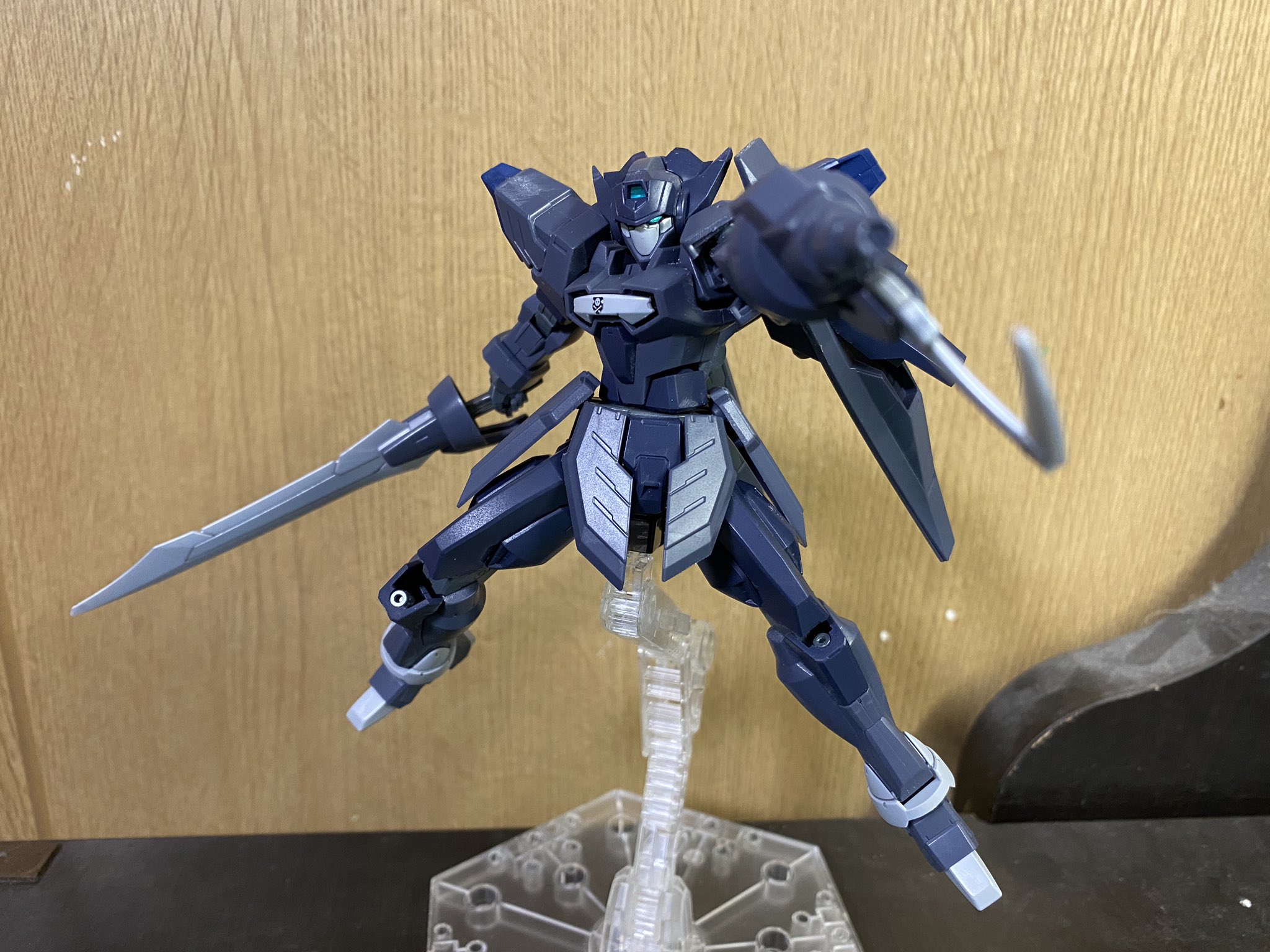 クノティス ガンプラプチレビュー Hg Age Gサイフォス 完成です 可動域は良いです 色分けはセンサー ライトグレー 紺 黒が足りないです 海賊らしく左腕がフックになっていますwとてもカッコイイです T Co B25fredoio Twitter