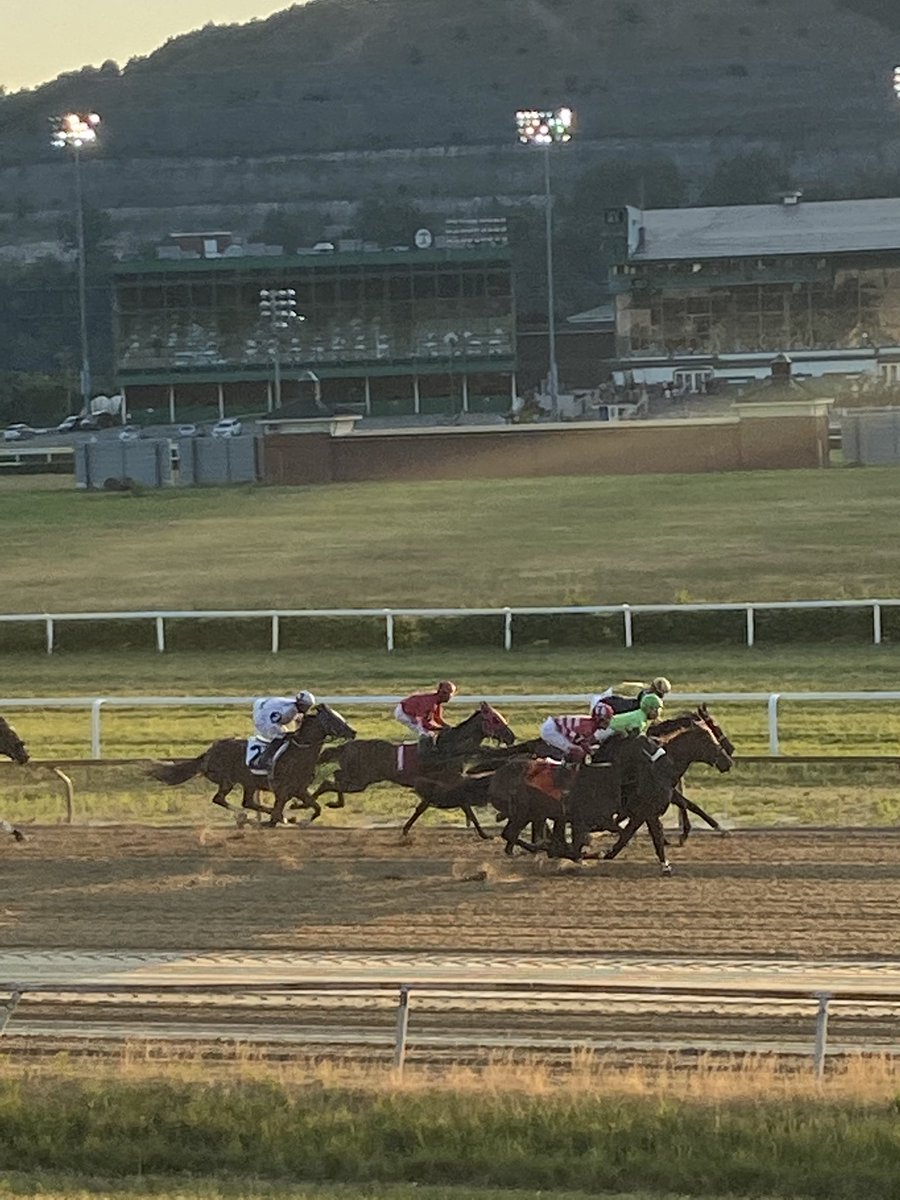 MNTRHorsemen's tweet photo. A beautiful night at the Mountain! @mtrgaming @peterberry57 @cntymile @CenturyDowns #wvracing @WVtourism https://t.co/ovKWHuyFIk