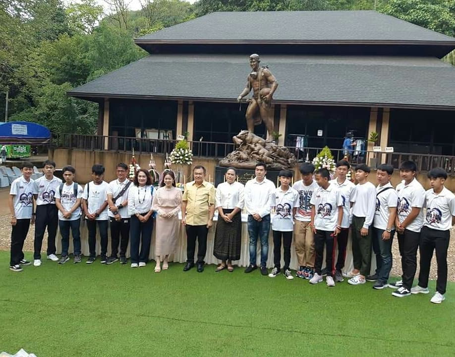 13ThamluangFC's tweet photo. #13ถ้ำหลวง วันนี้มาครบค่ะ
แม่เหมี่ยว ภรรยา "จ่าแซม" งานรำลึก 2 ปี ถ้ำหลวง
Cr. 📷 คุณพ่อน้องไนท์
Cr. 📷 อาณาจักร โกวิทย์
#โค้ชเอก https://t.co/KOq9hxjg2R